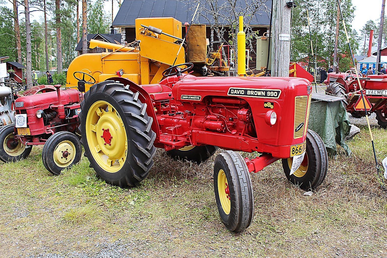 1960-luvun alun suurin David Brown Malli 990 AS Implematic oli moderni traktori. 58 hv:n teho riitti kaikkiin töihin, vaihteita oli 12 eteen ja 4 taakse. Kaksoiskytkin kuului varustuksiin, samoin 1000 kierroksen voimanotto. Lisähintaan sai traktoreissa harvinaisen pakokaasujarrun. Punaiset David Brownit olivat vuodesta riippuen myyntitilastoissa neljännellä tai viidennellä sijalla. Oulainen