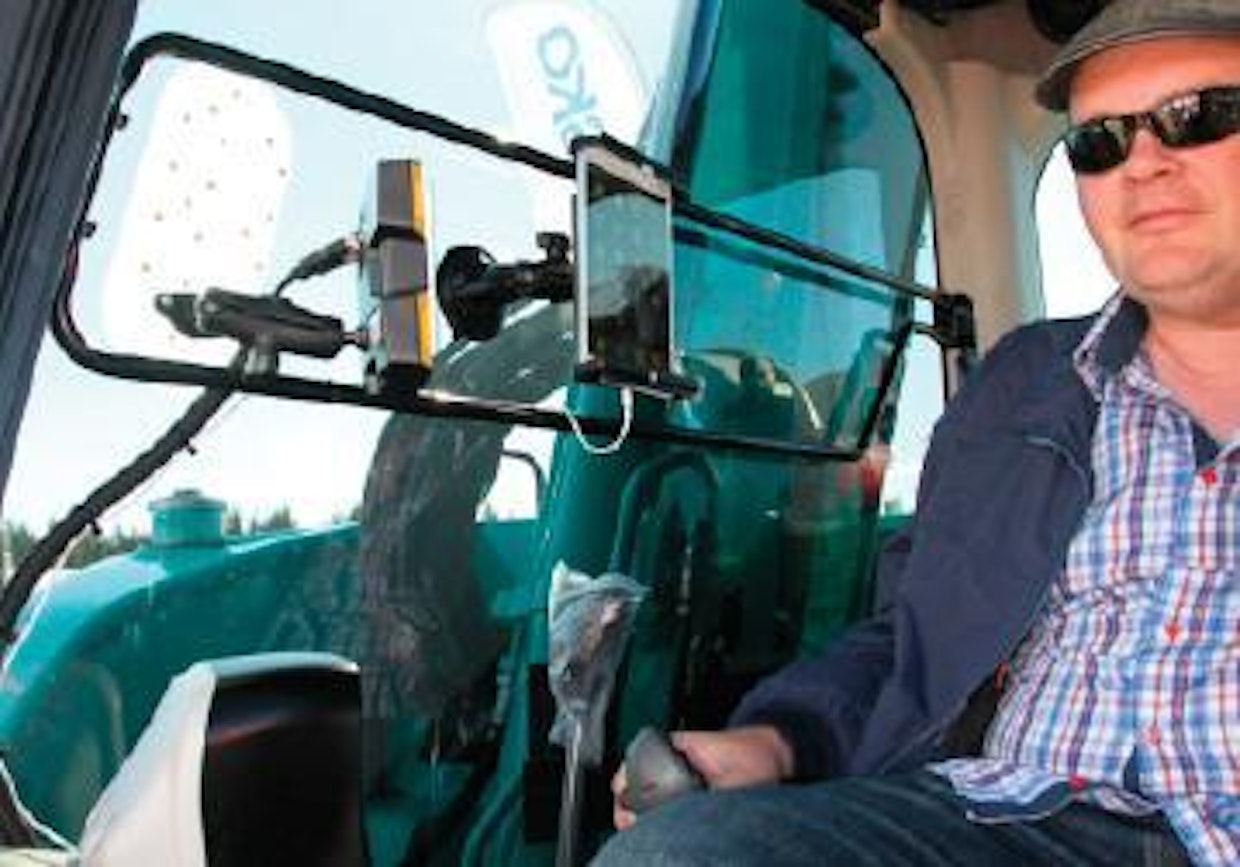 Konekeskon ja vuokrayhtiö K-rentin osastolla oli esillä kaikilla herkuilla varustettu Kobelco SK75SR-3. 7,5 tonnia painavan koneen ohjaamoon oli asennettu mm. jytkymmän stereolaitteet ja tablettitietokone. Tabletin käyttötarkoitus ei ollut viihdekäyttö, vaan yrittäjän tehokkaampi ajankäyttö. Laskut voi tehdä heti urakan päätyttyä, joten illalla voi keskittyä muihin askareisiin. (AT)