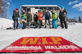 Tällä kertaa Wauto parkkeerattiin Maaningan torilla. Kuvassa Tuukka Tolvanen, Otso Väänänen, Topias Väisänen, Sulo Niiranen, Max Lukin, Samu Hyvärinen, Kimmo Pölkki ja Heli Kyhyräinen.