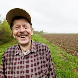 Liminkalainen maanviljelijä Heino Rantala on valinnut tilalleen monenlaisia eri pellonkäyttömuotoja. Suojavyöhykenurmen kasvattaminen viljan sijaan  tuntuu viljelijästä hieman hullulta