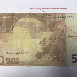 Väärästä 50 euron setelistä löytyy pätemättömyys -merkintä (invalid) lähtömaan omalla kielellä sekä englanniksi. Kuva: Lehtikuva / Handout Poliisi