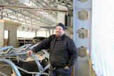 Antti Kangas on tyytyväinen pienellä budjetilla tehtyyn navettaansa. "Harvemminhan sitä tehdään kahden robotin pihattoa yhden robotin pohjaratkaisulla."