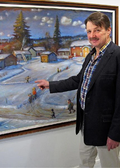 ”Tuossa olen minä”, Reijo Kivijärvi osoittaa ”Maaseudun mullassa ovat juuremme” -näyttelyyn tekemäänsä suurta taulua. Riitta Mustonen