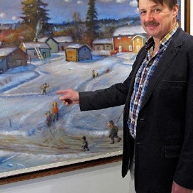 ”Tuossa olen minä”, Reijo Kivijärvi osoittaa ”Maaseudun mullassa ovat juuremme” -näyttelyyn tekemäänsä suurta taulua. Riitta Mustonen