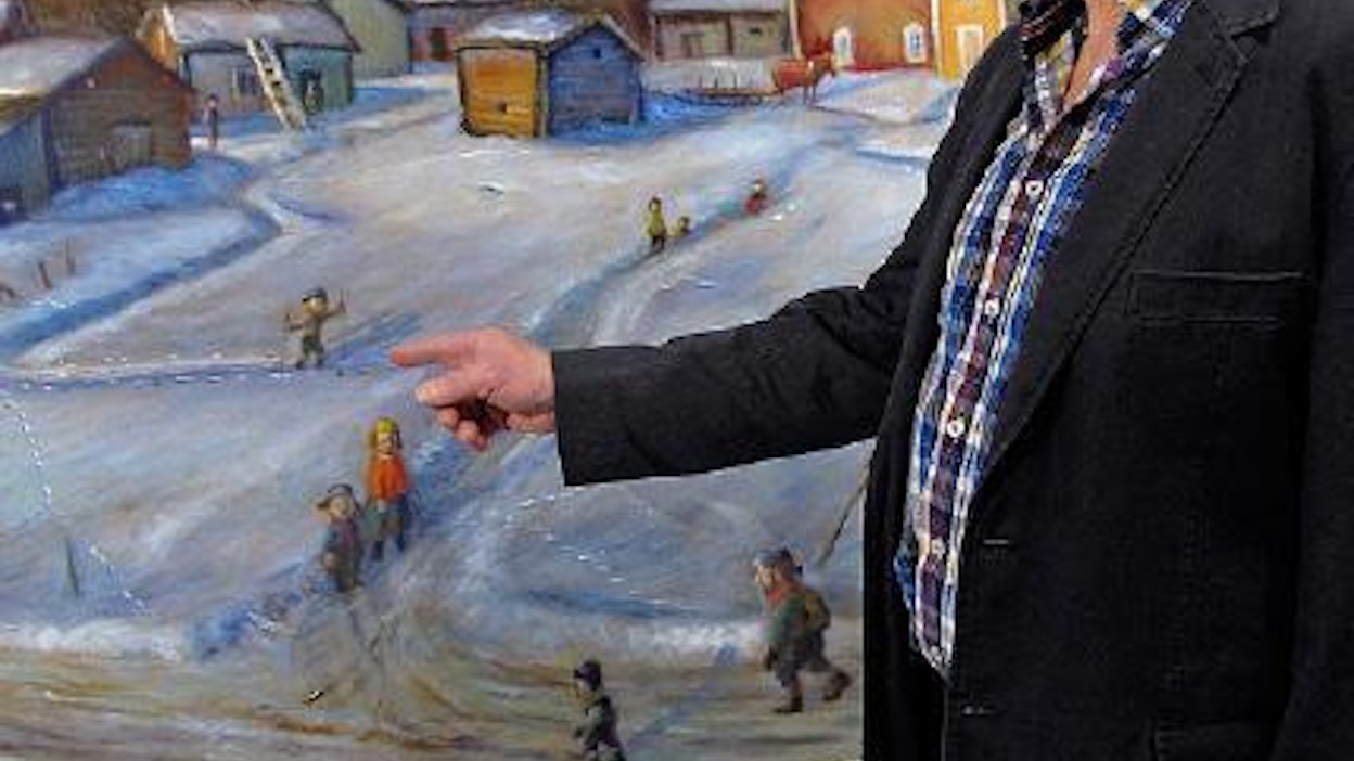 ”Tuossa olen minä”, Reijo Kivijärvi osoittaa ”Maaseudun mullassa ovat juuremme” -näyttelyyn tekemäänsä suurta taulua. Riitta Mustonen