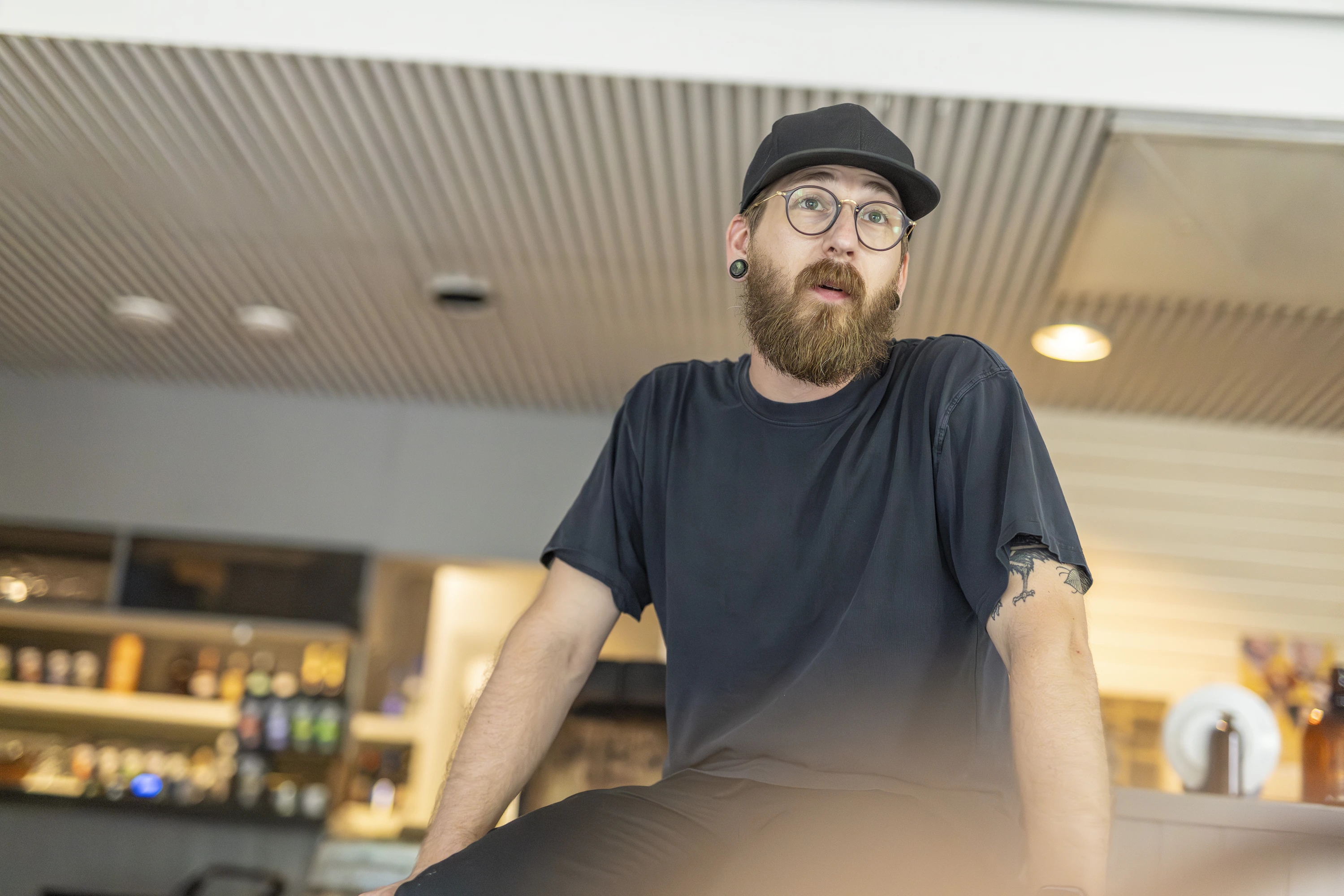 ”Lemillä melkein kaikki tietää toisensa ja miten täällä homma toimii. Kaikki haluaa pitää saman meiningin täällä. Se on pienen kylän hyvä puoli”, Ruosteinen toteaa.