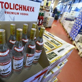 Latviaan suuntautuva viinaralli on ollut esillä sen jälkeen, kun Viro nosti mietojen alkoholijuomien veroaan heinäkuun alussa. LEHTIKUVA / Vesa Moilanen