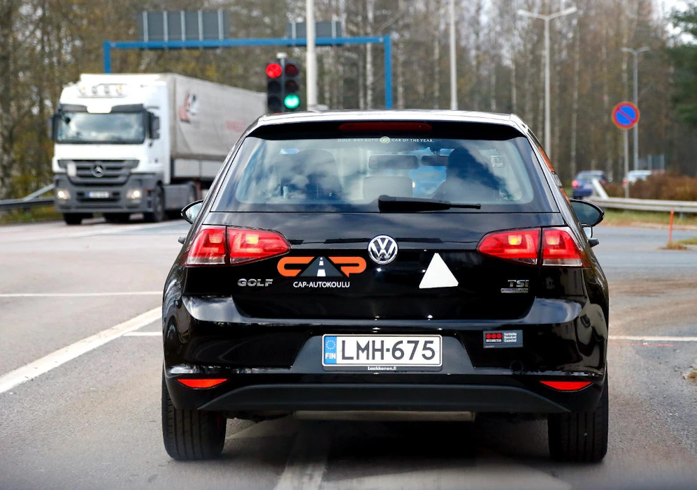 Opetusluvan sääntelyn keventyminen on lisännyt kilpailua autokoulujen kesken ja supistanut alan liikevaihtoa.