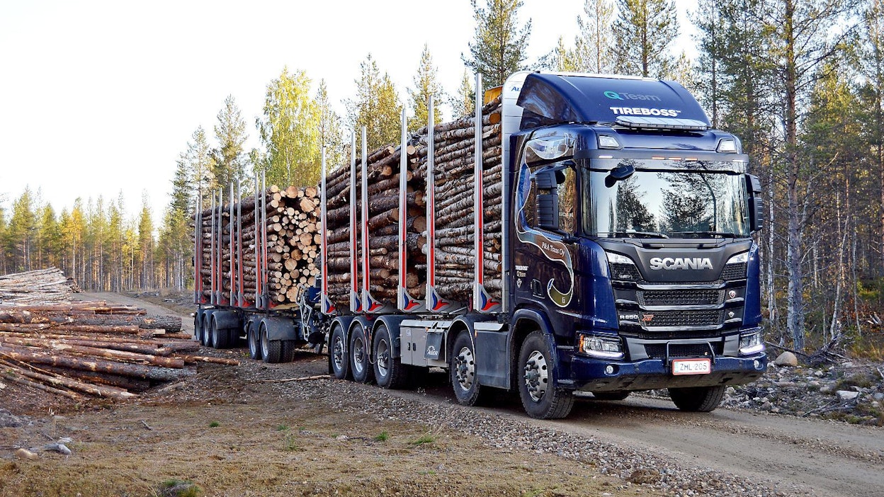 Pikkujätti on Metsähallitus Metsätalous Oy:n kehittämä 10-akselinen puutavara-autoyhdistelmä. Pitkärunkoiseen vetoautoon sopii kaksi puutavaranippua, mikä tekee yhdistelmästä tasapainoisemman. Nyt yhdistelmään on asennettu myös rengaspaineiden säätöjärjestelmä.