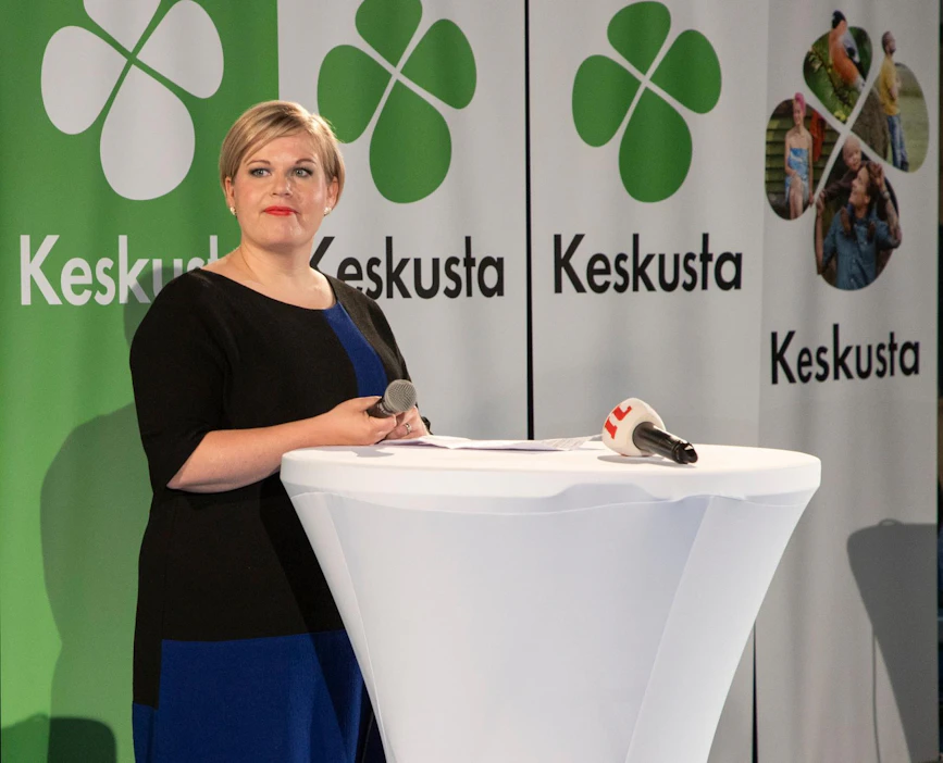 Annika Saarikon mukaan keskustassa Marjatta Väänäsen vaikutus tuntuu vahvana. Väänänen toimi puolueen varapuheenjohtajana ja naisjärjestön johdossa pitkään.