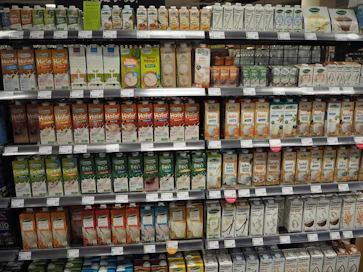 Keskustelussa etsittiin reseptiä siihen, miten Suomi pärjäisi ruokaviennissä. Esimerkiksi saksalaisen marketin kylmäkaapissa suomalainen kaurajuoma on yksi kymmenistä kasvijuomista.