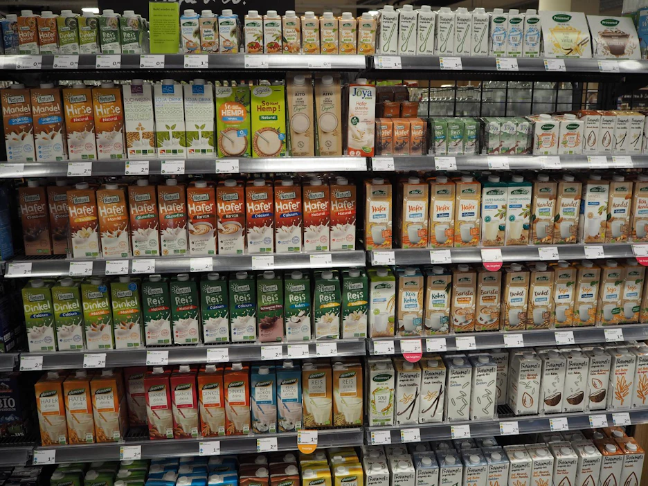Keskustelussa etsittiin reseptiä siihen, miten Suomi pärjäisi ruokaviennissä. Esimerkiksi saksalaisen marketin kylmäkaapissa suomalainen kaurajuoma on yksi kymmenistä kasvijuomista.