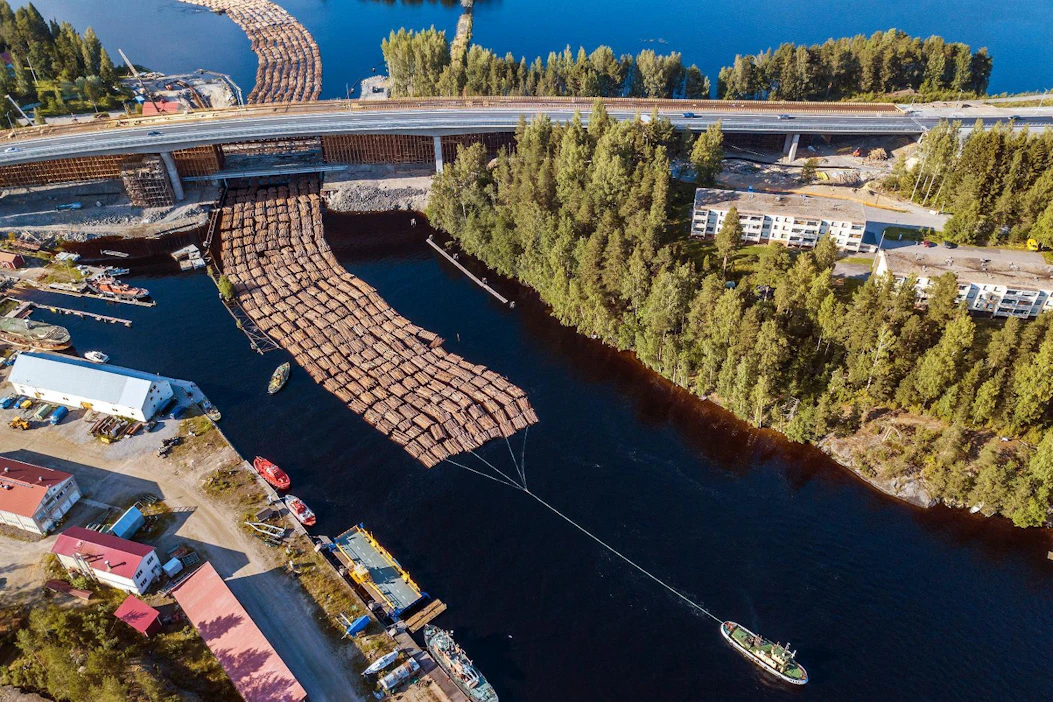 Laitaatsalmen siltatyömaa on uittoreitin vaativin paikka Saimaalla. Uittopojat Oy:n hinaaja Olli ja apualukset Heinävesi ja Eero veivät kippari Reino Nurmen johdolla nippulautan Savonlinnan ohi torstaina.