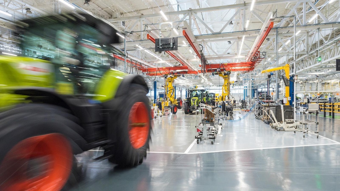 Claasin LeMansin traktoritehtaalla, sekä niin ikään Ranskassa sijaitsevissa Vélizyn kehityskeskuksessa ja Trangén testaus- ja arviointikeskuksessa työskentelee yhteensä noin 1 000 työntekijää.