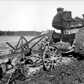 Sota-ajan maatilalla traktorit kulkivat bioenergialla. 1950-luvulle tultaessa häkäpöntöt korvautuivat nopeasti dieselkoneilla. mt:n arkisto