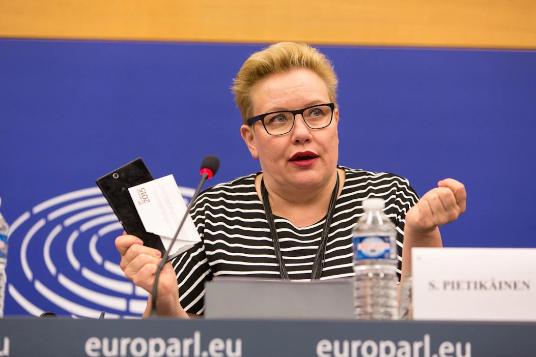 ”Kokoomusta niin kuin monia muitakin instituutioita vaivaa tasa-arvo- ja pätevyyssokeus", kokoomuksen europarlamentaarikko Sirpa Pietikäinen sanoo.