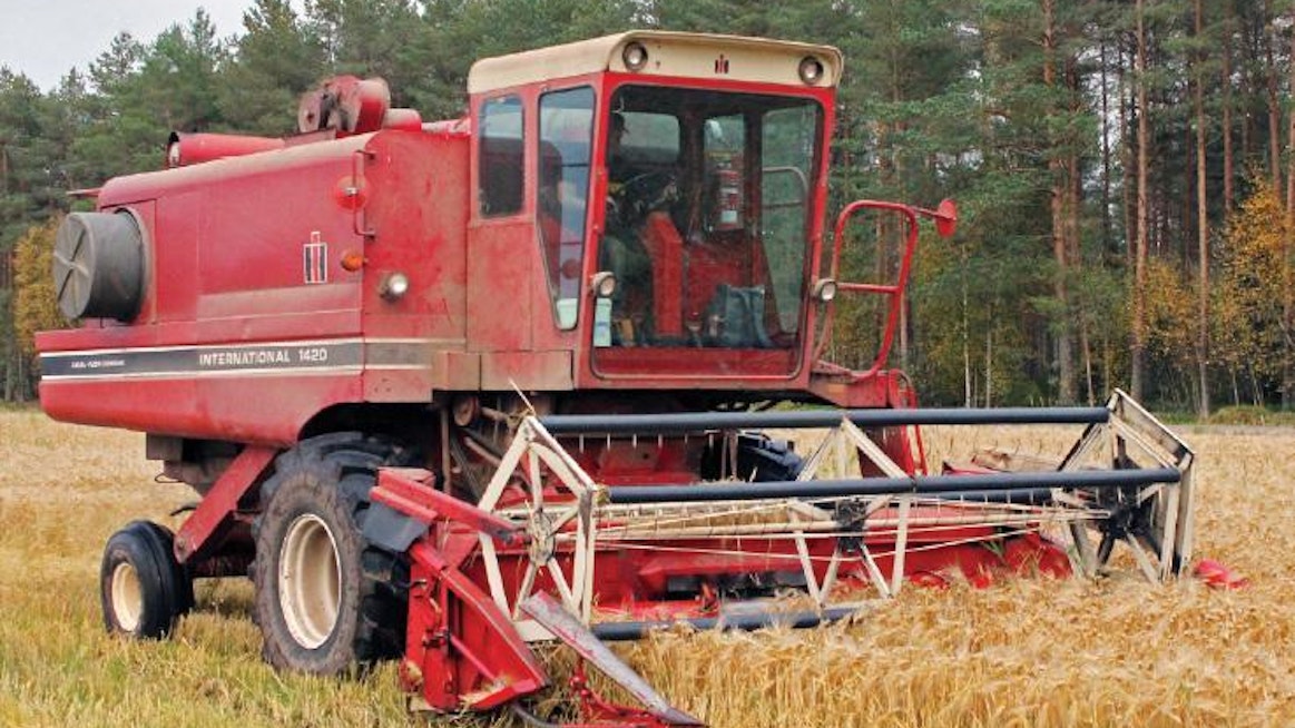 Tässä se pui – 1980-luvun superpuimuri täyttää edelleen ruutunsa. 12 jalan pöytä oli aikoinaan valikoiman alapäästä, mutta koneen kapasiteetti oli markkinoiden huippua.