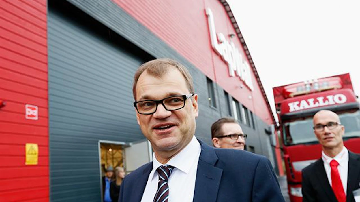 Juha Sipilä riensi aamuyöllä päättyneistä hallituksen sote-neuvotteluista aamuksi Pohjois-Pohjanmaan Pyhännälle. Taustalla Lapwallin toimitusjohtaja Jarmo Pekkarinen.