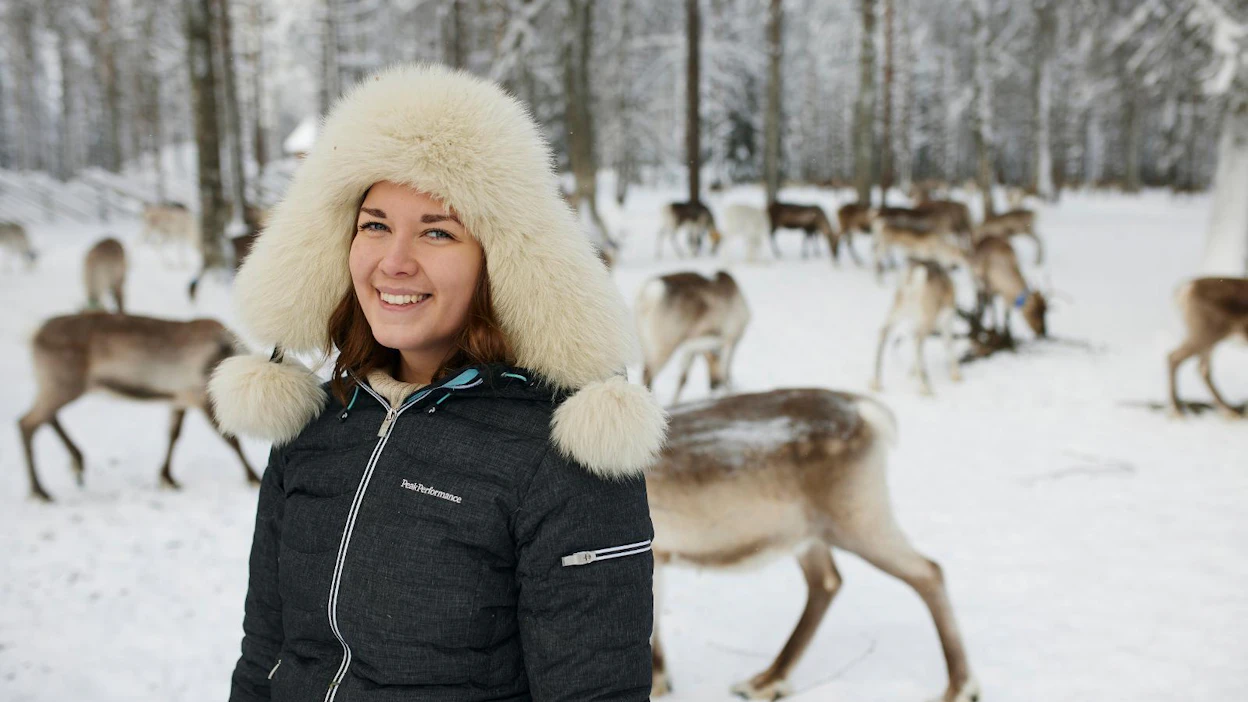 Porotilalla kasvaneelle Olga Oinas-Panumalle poronhoito on tärkeä osa identiteettiä. Hän kertoo mielellään elinkeinosta kaikille kyselijöille. Hän haluaa muistuttaa, että poronhoitajat ovat yhtä lailla alkutuottajia kuin maanviljelijätkin ja että monet poronhoitajat viljelevät myös maata.
