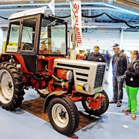 Lahden näyttelyssä oli vuonna 2015 esillä tämä hieno vain 152 tuntia ajettu T-25, joka tunnetaan useimmilla vientimarkkinoilla nimellä Belarus 250. Moottori tässä vuonna 1992 valmistetussa traktorissa on 2-sylinterinen ja siinä on tehoa 25 hv. Vaihteita on 8+6. Omistaja Matti Perämäki, Karvia.