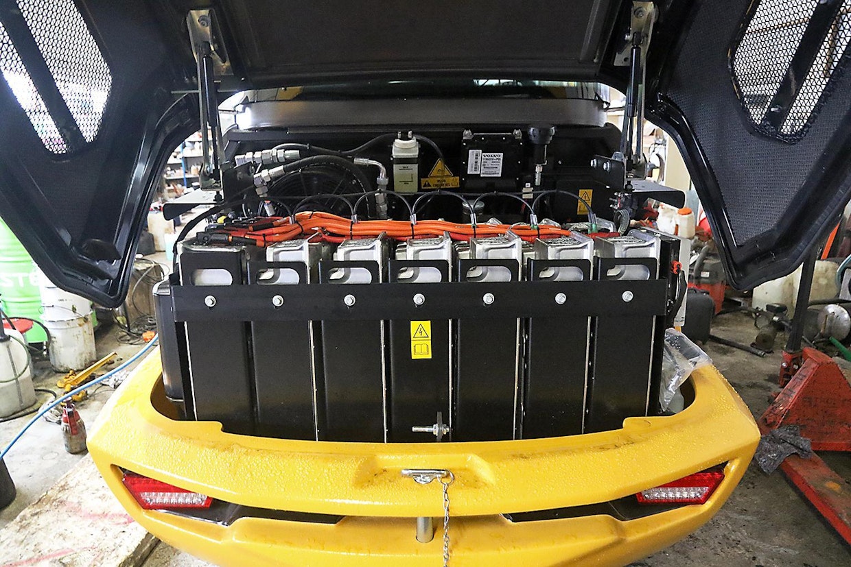 Akku-Volvon virran kerrotaan riittävän jopa kahdeksan tunnin työskentelyyn - tähän kuitenkin vaikuttavat suuresti työtehtävät ja olosuhteet. Jännite on 48 volttia ja kapasiteetti 39 kWh. Ulkopuolisella pikalaturilla latausajaksi luvataan ainoastaan kaksi tuntia, kun normilaturilla täyttä latausta voi odotella 12 tuntia. Ohjaamon toiminnoille, kuten radiolle ja led-valoille on oma 12 voltin akkunsa, joka latautuu pääakun avustuksella.