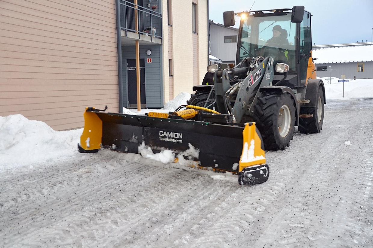 Zoomissa on säädettävä 200–325 cm työleveys. Siiven korkeus on 82 cm ja laite painaa 850 kg. Vakiomallissa on viisi letkua. Sähköohjatussa aurassa riittää kolme letkua, kuten myös kauko-ohjatussa optiossa. Yksi linja on aina vapaa paluu.