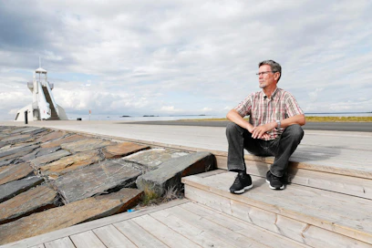 Oululainen Matti Alila pitää valmennuksen vahvuutena jokaisen omien voimavarojen korostamista. Nyt jää aikaa myös harrastuksille. “Pyöräilen tänne Nallikarille ympäri vuoden merta hengittämään.”