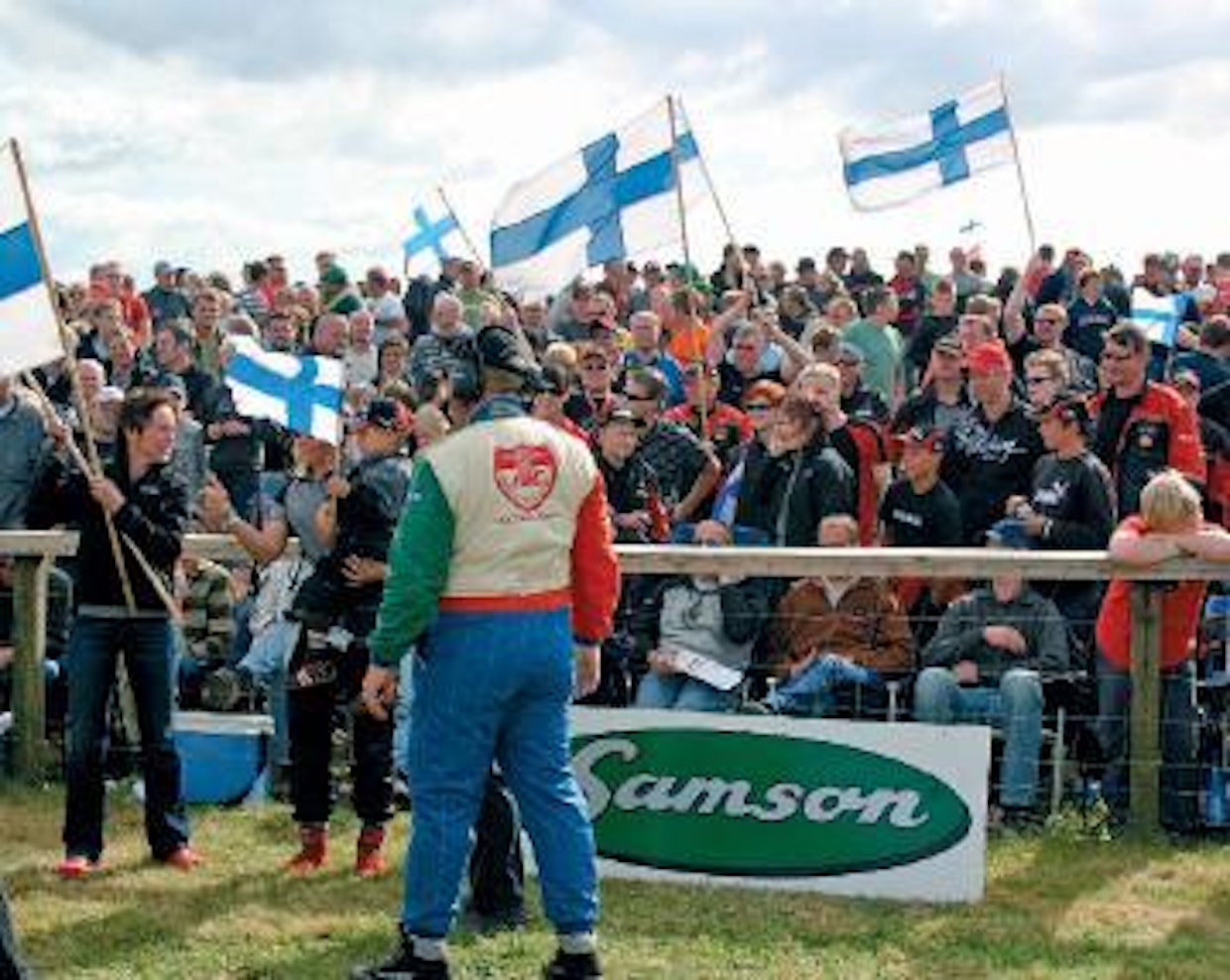 Tanskaan oli matkustanut paljon suomalaisia traktoriurheilun kannattajia.
