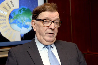 Paavo Väyrynen on valittu keskustan ruotsinkielisen piirin puheenjohtajaksi.