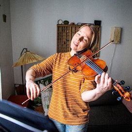 Aili Järvelä lopetti tavoitteellisen viulunsoiton lukion jälkeen, mutta soittaa edelleen erinäisissä kokoonpanoissa. Kotonaan helsinkiläisessä kerrostaloasunnossa Järvelä soittaa vain maltilla, ettei ärsyttäisi naapureitaan.