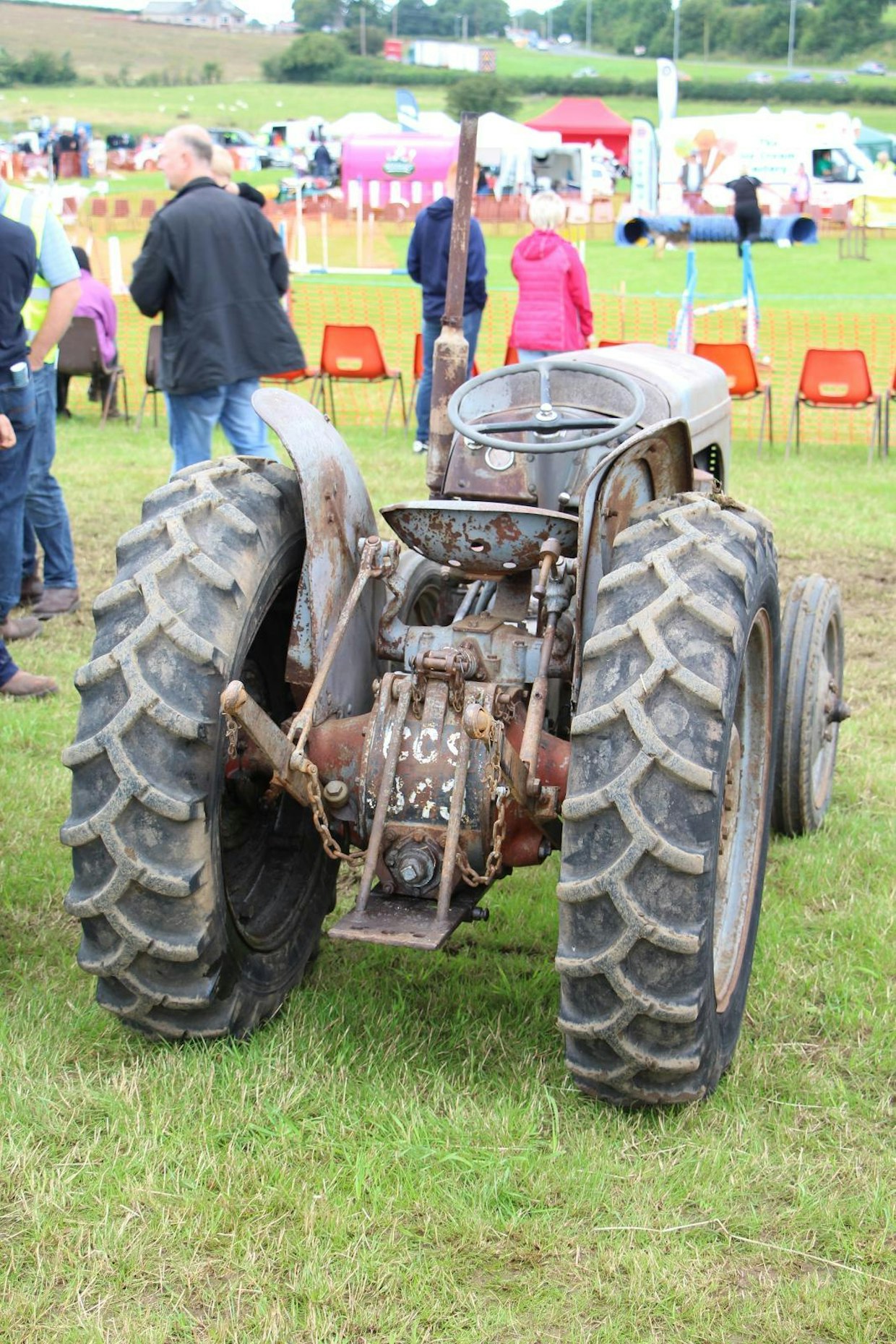 Ferguson-pohjaiset kapeat traktorit ovat paikallista tuotantoa, muutokset on tehty Reekie Engineering-nimisen Ferguson-jälleenmyyjän toimesta. Ne tunnetaan paremmin Berry-traktoreina (marja), koska kaikki menivät vadelmaviljelijöille, joita Skotlannissa riittää.