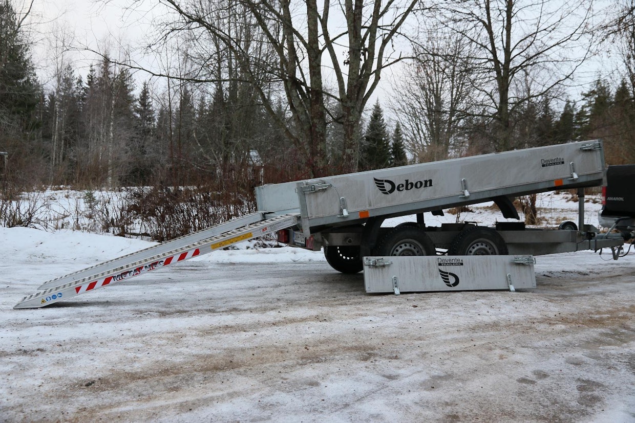 Alumiiniset ajosillat ovat jämerät ja kestävät minikaivurin tai pienkuormaimen lastauksen. Kippitoiminnolla saa lavan ja ajosiltojen välistä kulmaa loivemmaksi, mikä helpottaa lastausta. Ajosiltoihin on saatavissa lisäkappaleet, jotka lukitsevat sillat kiinni lavaan.