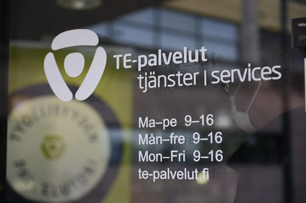 Työ- ja elinkeinotoimistoissa työttömiksi työnhakijoiksi oli kirjautunut kaikkiaan 315 000 ihmistä. Määrä oli 86 000 korkeampi kuin viime vuonna marraskuussa. LEHTIKUVA / OLIVIA RANTA