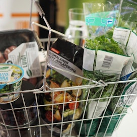 Valtaosa suomalaisista tekee ruokaostokset mieluummin myymälässä kuin verkossa.