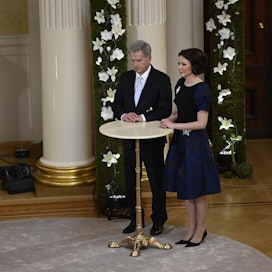 Tänä vuonna ei järjestetty perinteistä itsenäisyyspäivän vastaanottoa. Kuvassa presidentti Sauli Niinistö ja rouva Jenni Haukio vastaamassa kansalaisten kysymyksiin itsenäisyyspäivän ohjelmassa Presidentinlinnassa. LEHTIKUVA / HANDOUT / EMMI KORHONEN
