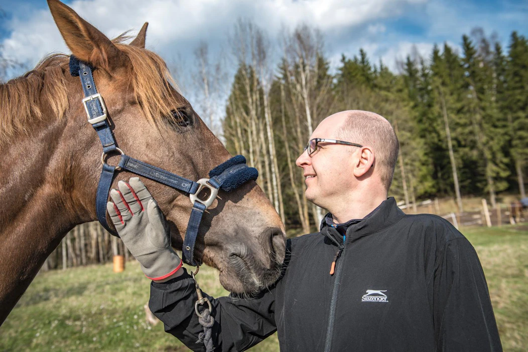 Kuutisen vuotta sitten hän aloitti este- ja kouluratsastuksessa kilpailemisen. Omaa hevosta Hiltusella ei ole, joten hän mittelöi ratsastuskouluoppilaiden kisoissa.