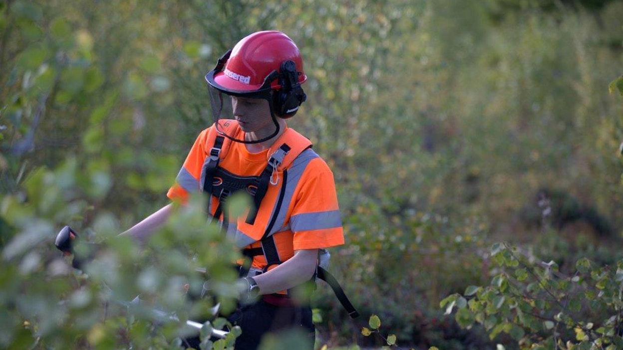 "Vesurista raivaussahaan ja aareista hehtaareihin", kempeleläinen Altti Kurvi kuvaa yrittäjäuraansa.