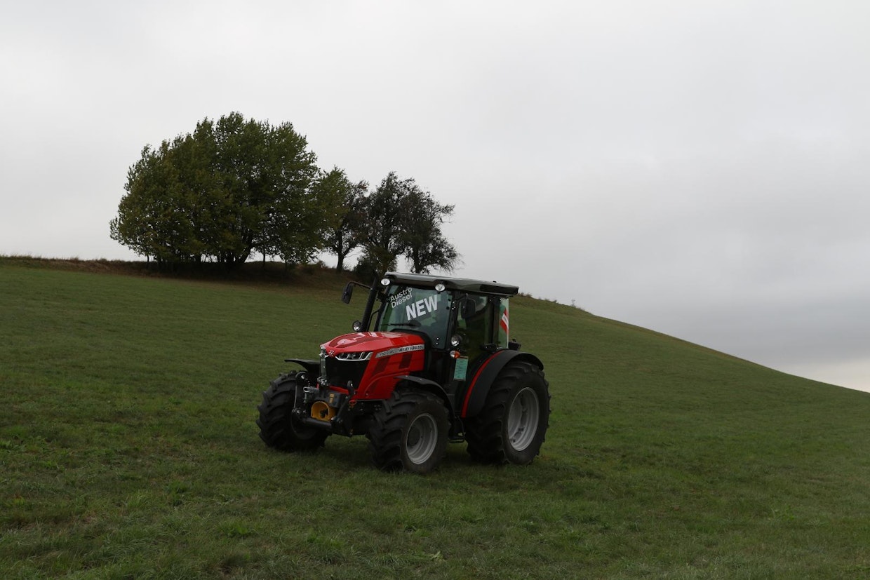 Massey Ferguson 3709 AL -malli on suunniteltu erityisesti Alppien ympäristön vuoristoisiin olosuhteisiin. Erikoistraktorin statuksesta huolimatta sillä hoituvat myös normaalit maatalouden työt. Traktori on italialaisen Agritalian valmistama.