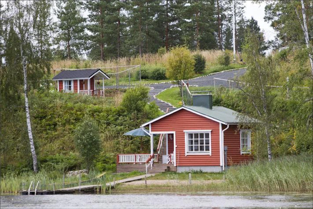 Moni muuttaisi asumaan kesäasunnolleen, jos saisi asumisluvan. Markku Vuorikari