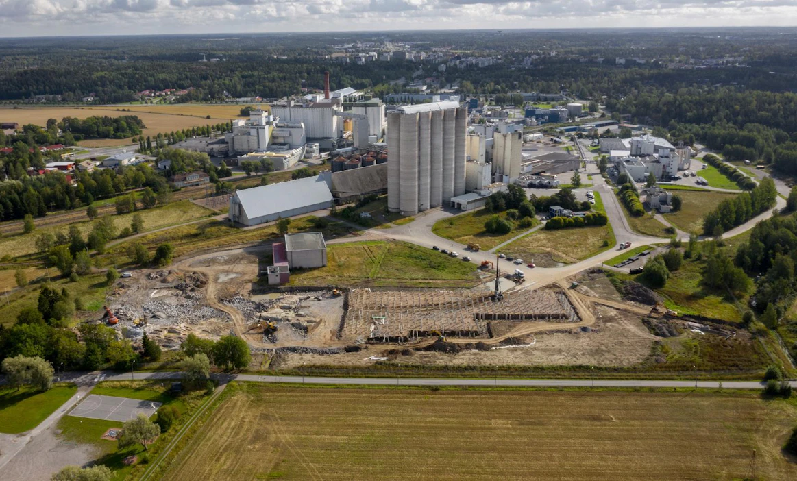 Raisio-konsernin uuden tuotantolaitoksen rakennustyömaa yhtiön tehdasalueella Raisiossa. Kuva vuodelta 2019.