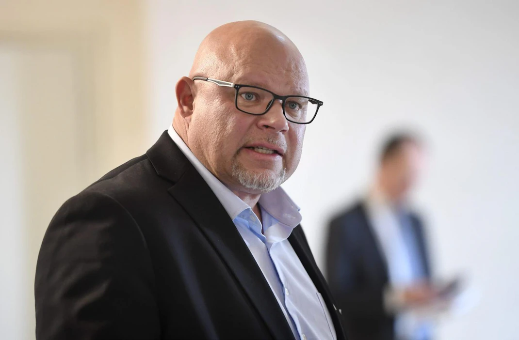 Kansanedustaja Ano Turtiainen julkaisi lauantaina Twitterissä mahdolliseen maskipakkoon liittyvän kommentin, jonka monet ovat kokeneet uhkaavaksi.