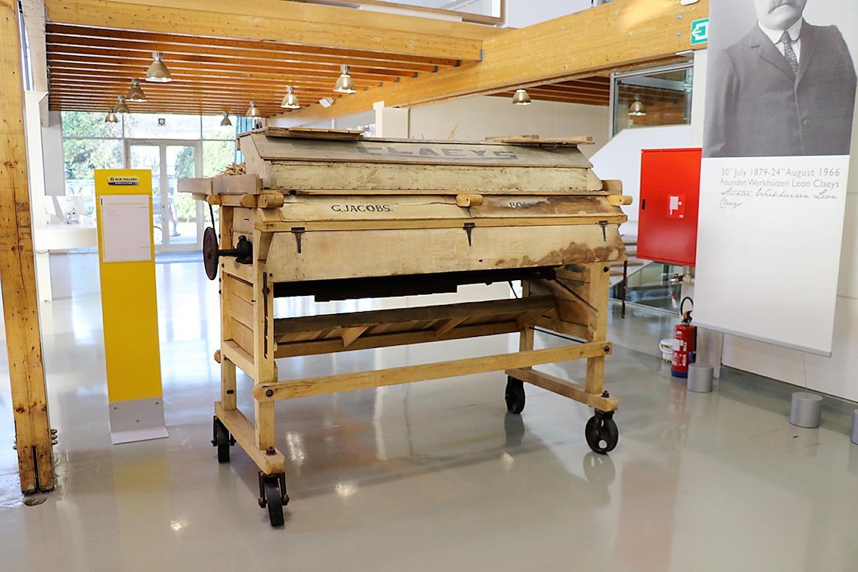 Claeys kehitti ensimmäisen puimakoneensa 1906. Puimakoneiden ja muiden sadonkäsittelylaitteiden valmistus jatkui vuoteen 1952 asti, jolloin yritys valmisti ensimmäisen ajopuimurinsa.