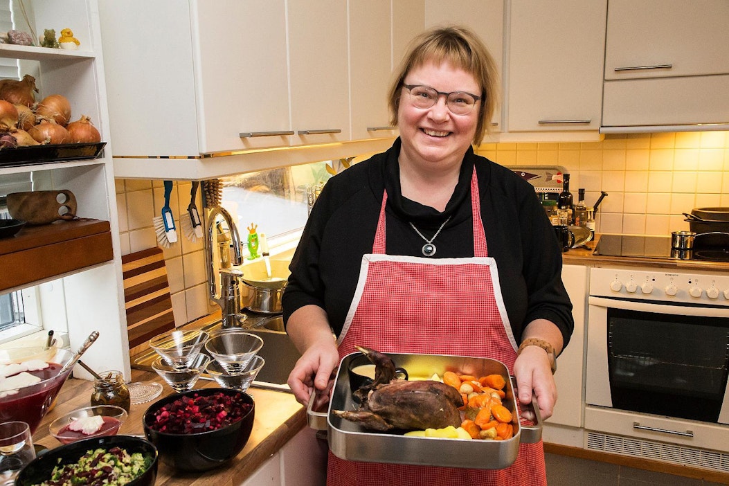 Sanna Marjavaara laittaa jouluksi teeripaistin.