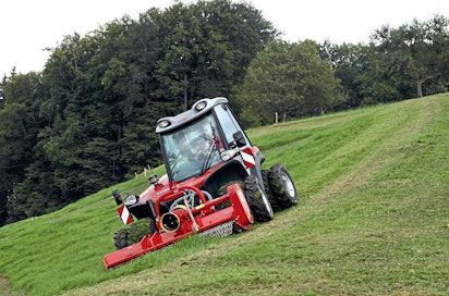 Aebi Terra Trac 211 soveltuu erinomaisesti jyrkkien rinteiden ja tieluiskien niittoon, koska koneen painopiste on erittäin alhaalla.