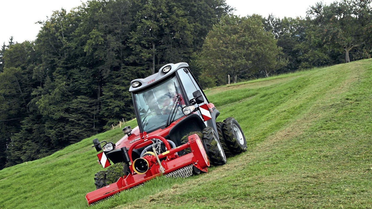 Aebi Terra Trac 211 soveltuu erinomaisesti jyrkkien rinteiden ja tieluiskien niittoon, koska koneen painopiste on erittäin alhaalla.
