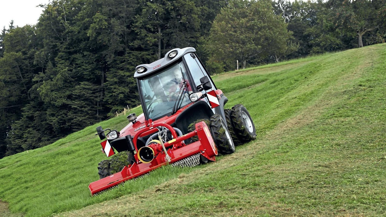 Aebi Terra Trac 211 soveltuu erinomaisesti jyrkkien rinteiden ja tieluiskien niittoon, koska koneen painopiste on erittäin alhaalla.