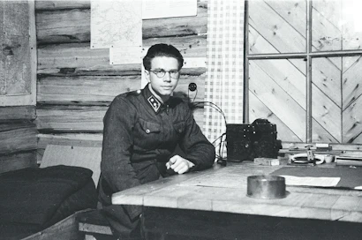 Lähettiupseeri Osmo Rasilo pataljoonan esikunnassa Ontrosenvaarassa 21.9.1943. Pataljoonan johtaminen kenttävartio "Joen" taistelussa syyskuussa 1943 oli Osmo Rasilon sotavuosien henkisesti kovin kokemus.