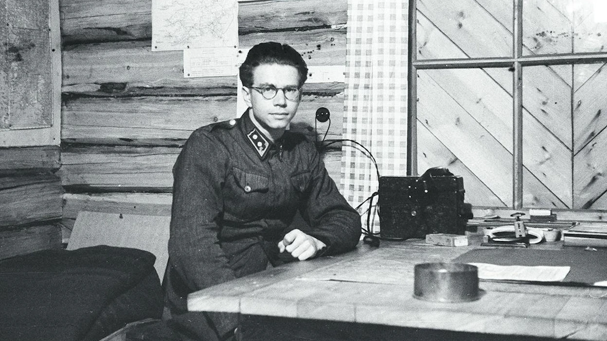 Lähettiupseeri Osmo Rasilo pataljoonan esikunnassa Ontrosenvaarassa 21.9.1943. Pataljoonan johtaminen kenttävartio "Joen" taistelussa syyskuussa 1943 oli Osmo Rasilon sotavuosien henkisesti kovin kokemus.