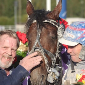 Vermon Derby ajettiin tänä vuonna raskaassa kurakelissä, mikä paransi Pekka Korven mukaan havna Fabrice Duon mahdollisuuksia. Hevosen osaomistaja Vesa-Matti Loiri sai iloita orin voitosta.