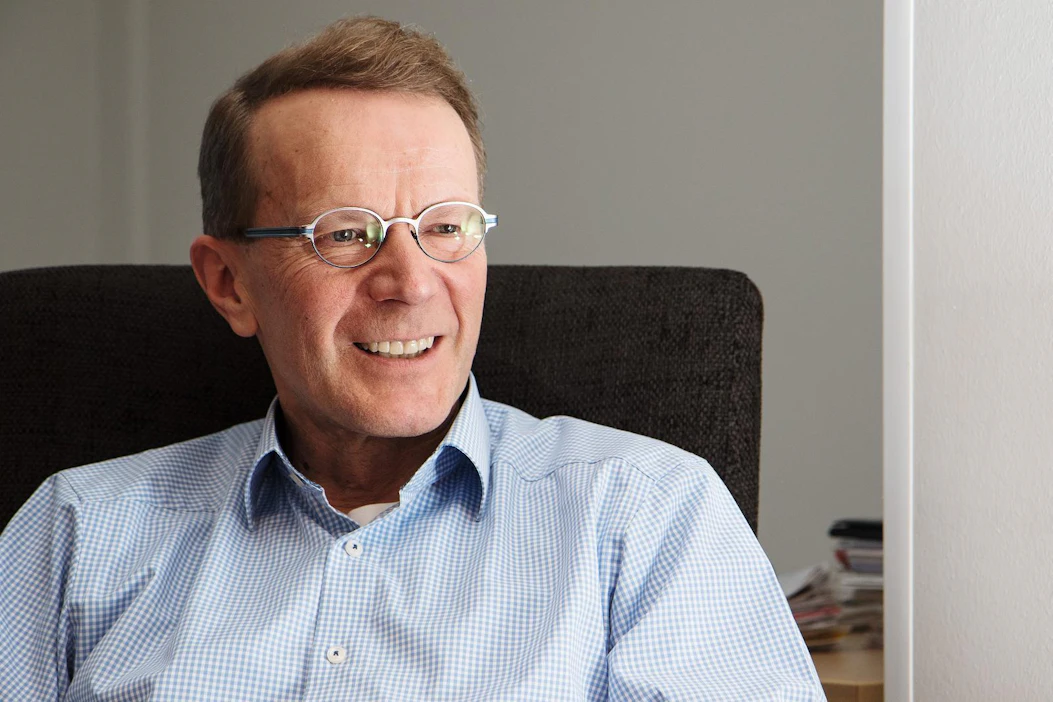 Pentti Hyttinen pohtii, olisiko aika kypsä herrojen perinteisestä hirvijahdista luopumiseen. Itse hän pitää maastopyöräilystä.